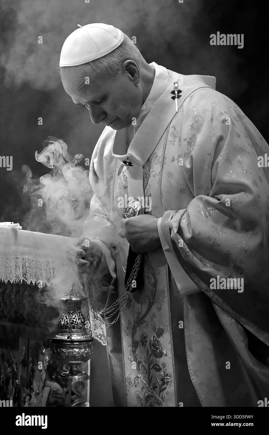 VATIKANSTADT, VATIKAN - 25. DEZEMBER: Papst Leo XIV. Petersdom bei der Weihnachtsmesse am 25. Dezember 2025 in Vatikanstadt, Vatikan. Stockfoto