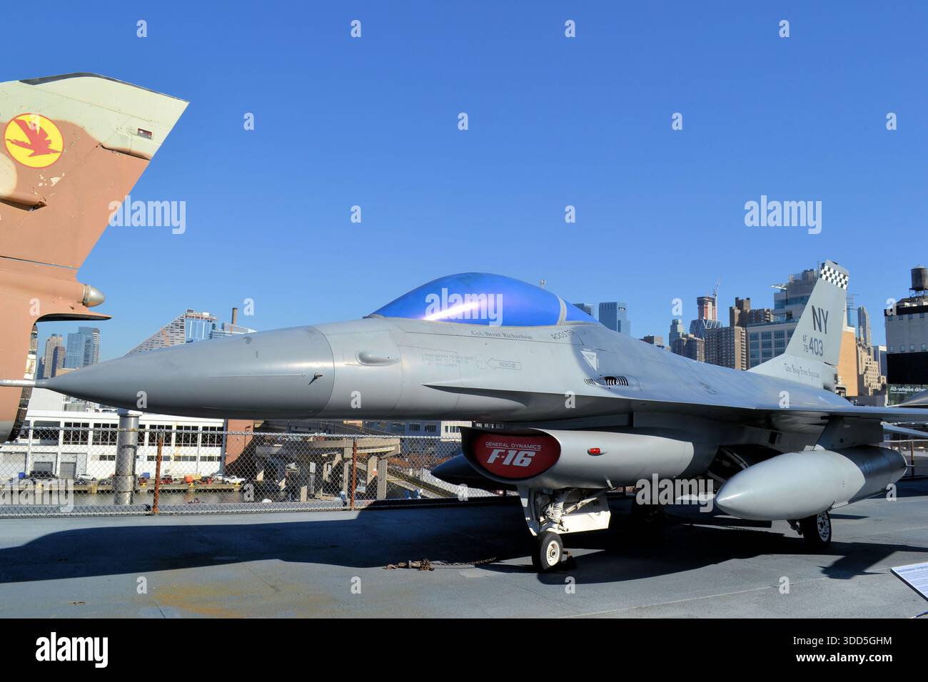 General Dynamics F-16 Fighting Falcon, an Deck des Intrepid Sea, Air & Space Museum, New York Harbor, New York City, USA Stockfoto
