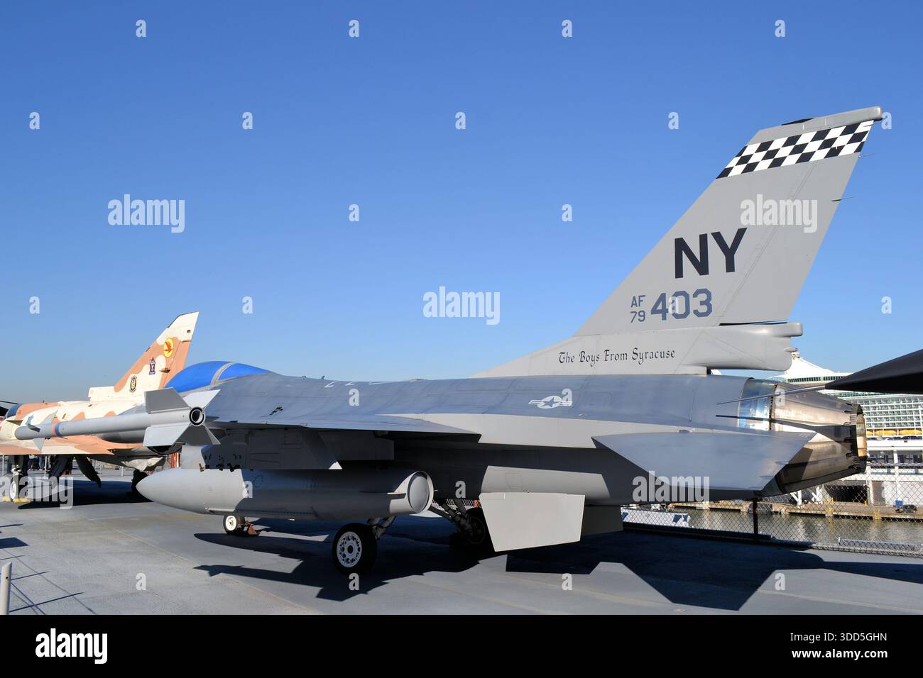 General Dynamics F-16 Fighting Falcon, an Deck des Intrepid Sea, Air & Space Museum, New York Harbor, New York City, USA Stockfoto