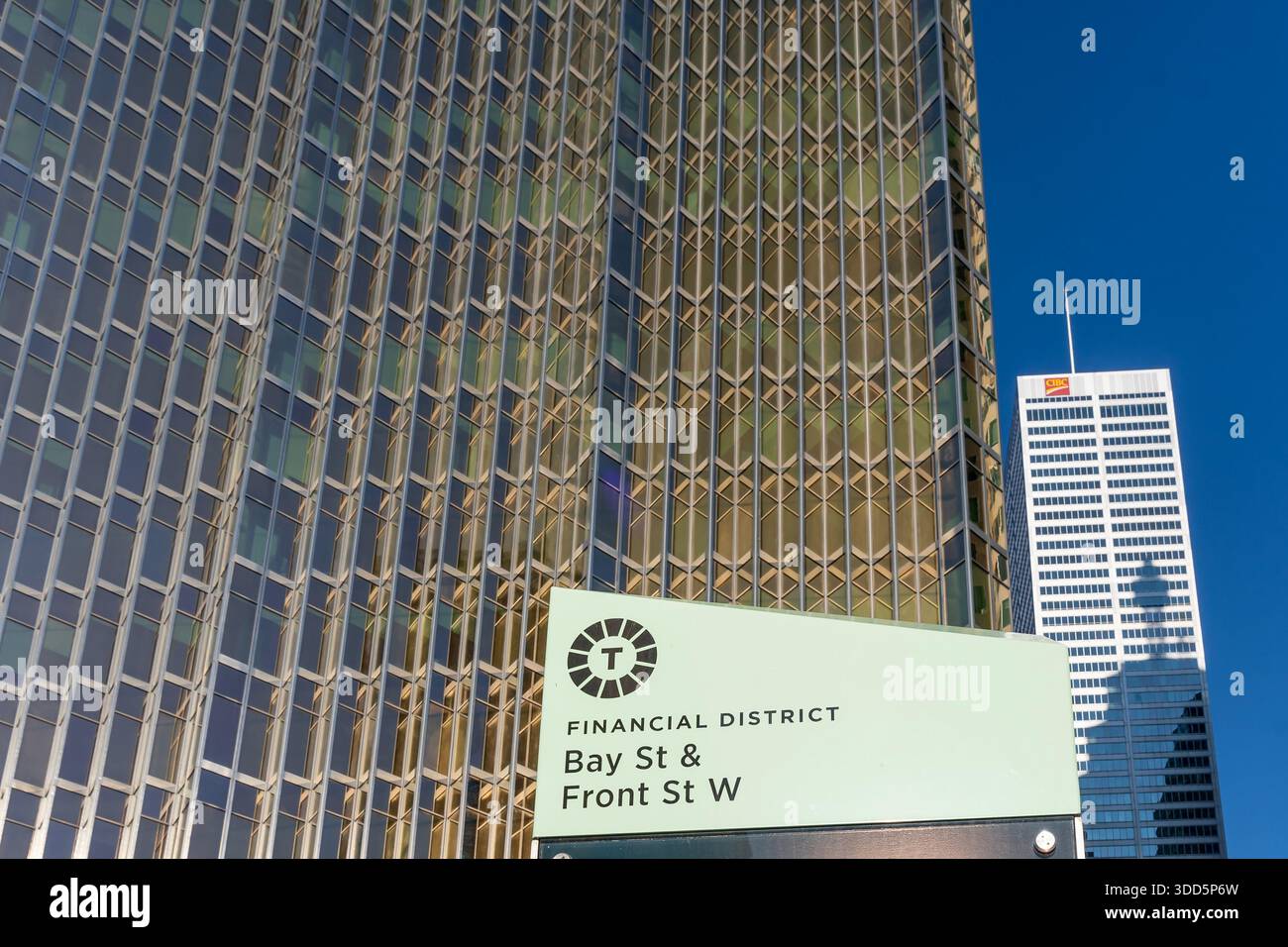 Schild der Financial District Bay St. und Front St. W. mit RBC-Gebäude im Hintergrund in Toronto, Kanada Stockfoto