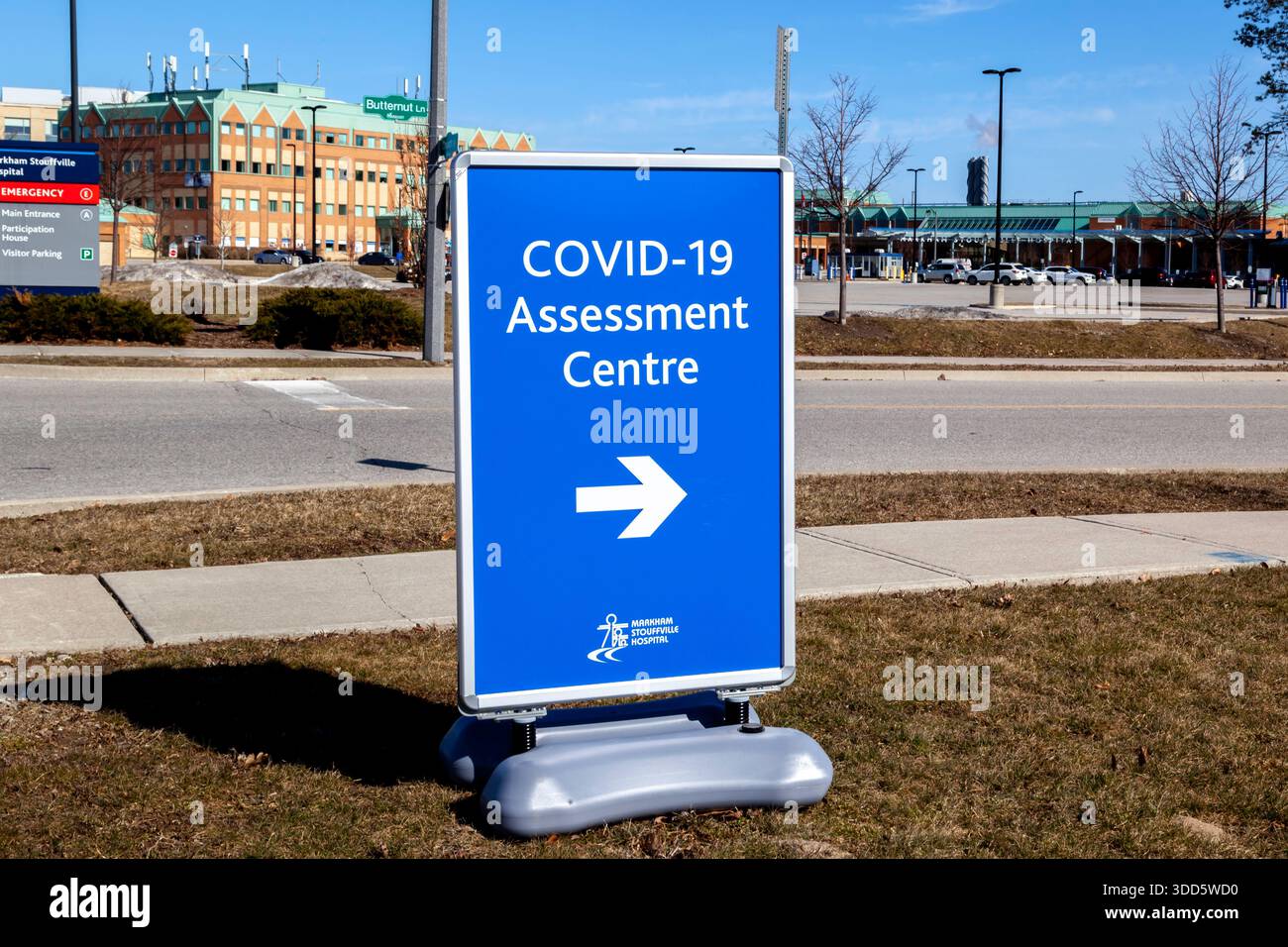 Markham, Ontario, Kanada – 21. März 2020: Ein Schild mit der Richtung des COVID-19-Beurteilungszentrums im Markham Stouffville Hospital in Markham, Ontario, Stockfoto