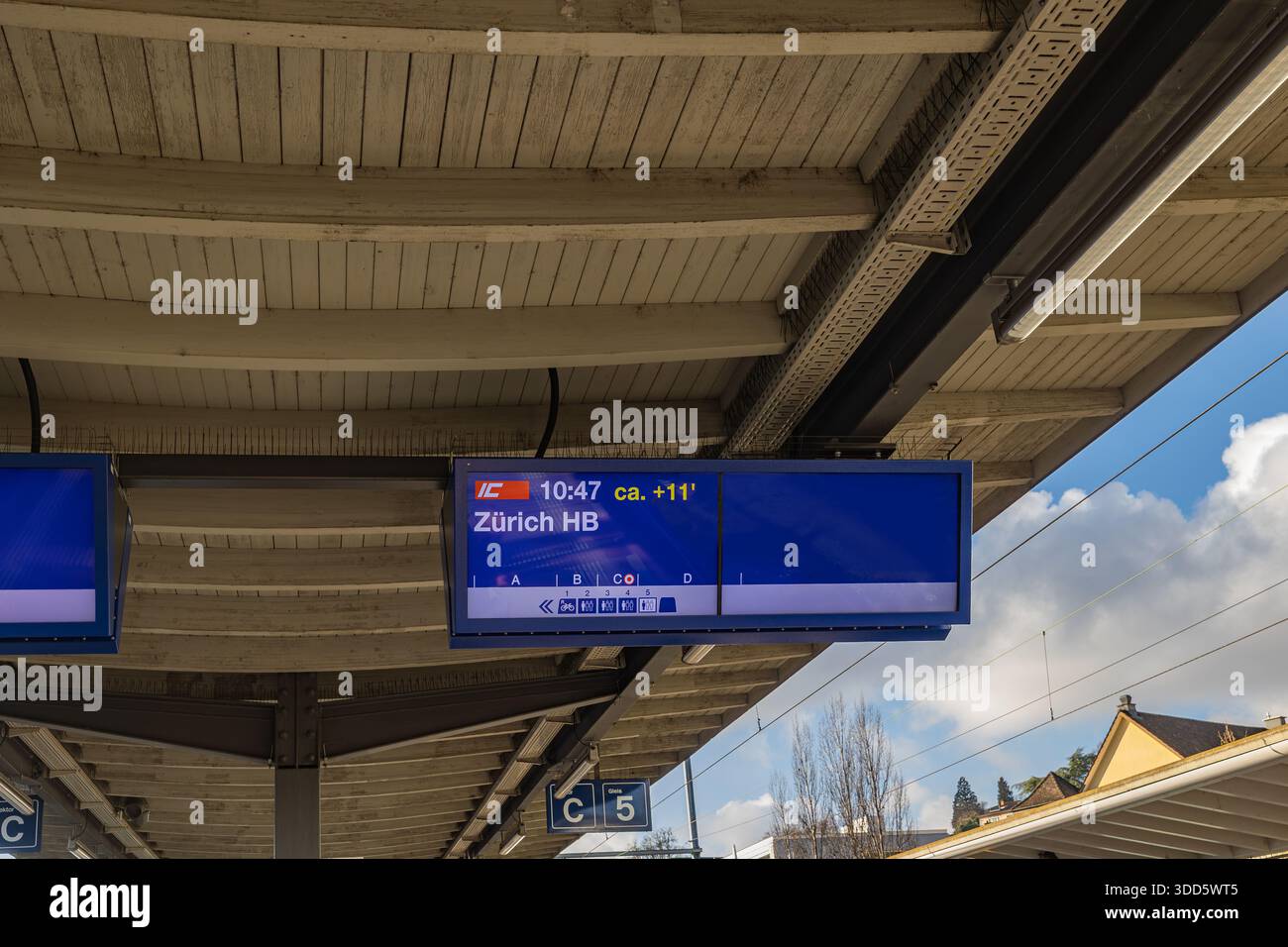 Schaffhausen, Schweiz - 27. November. 2025: Der IC-Zug (Intercity Train) von Deutschland nach Zürich hat Verspätung. Die ständigen Verzögerungen der Deutschen Bahn ha Stockfoto
