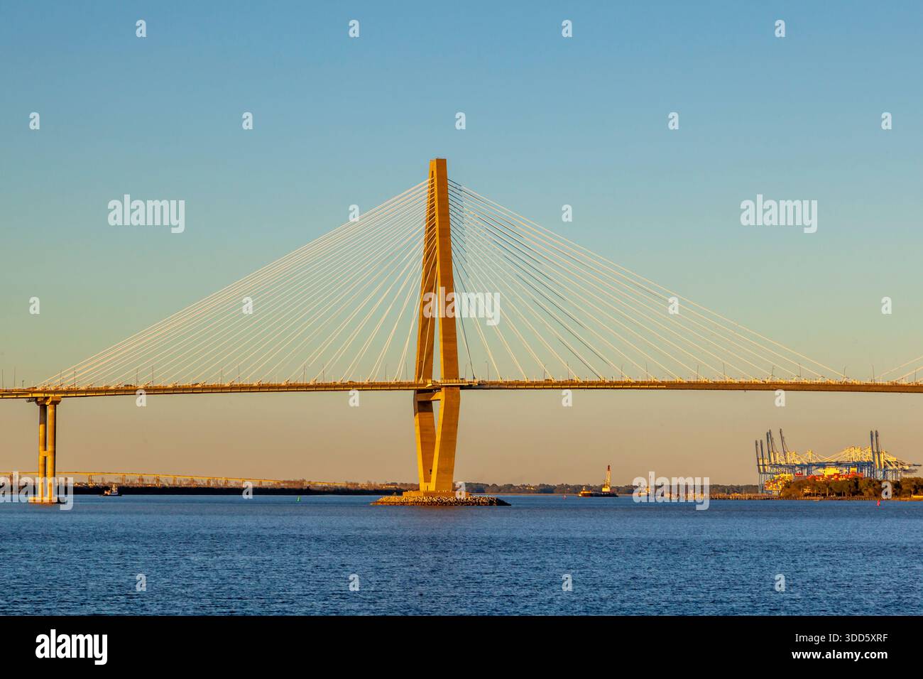 Arthur Ravenel Jr. Bridge, eine Kabelbrücke über den Cooper River in Sunset in Charleston, South Carolina, USA, am 27. Februar 2020 Stockfoto