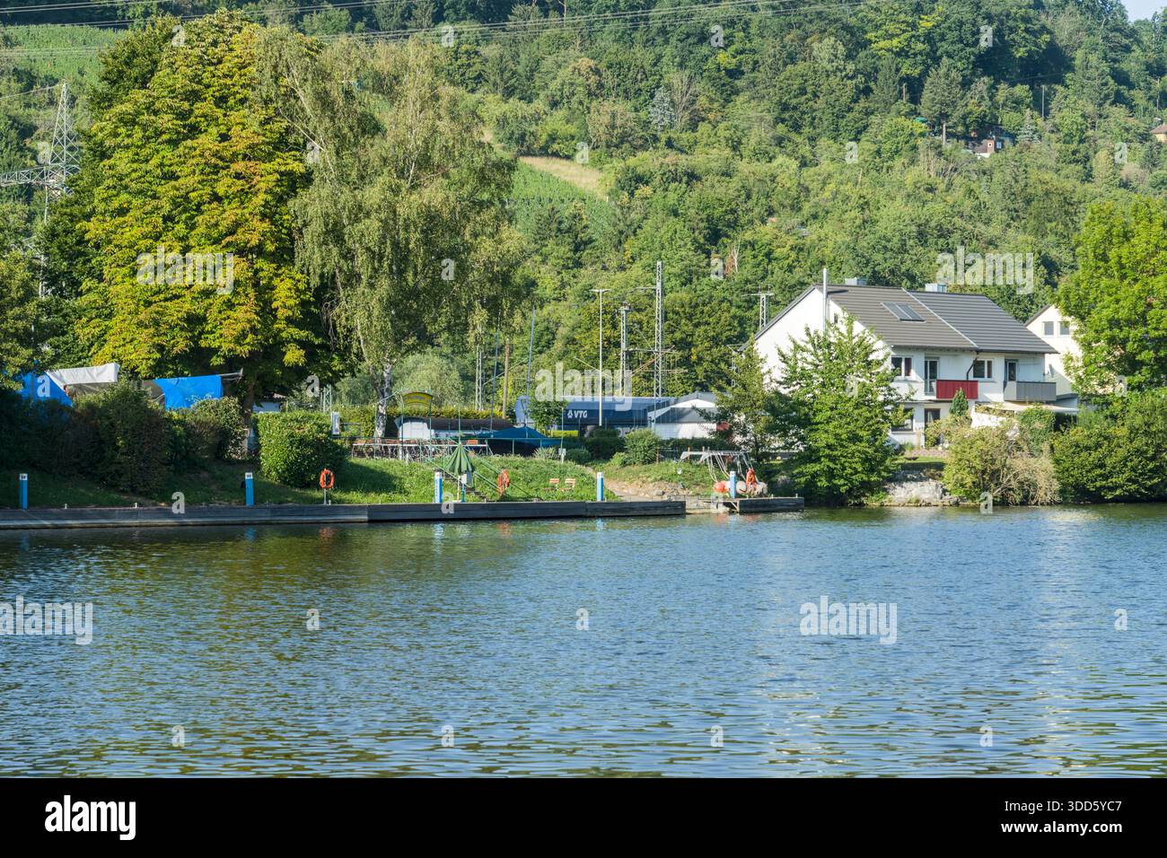 Charmantes Haus am Flussufer umgeben von üppigem Grün und einer friedlichen natürlichen Umgebung. Stockfoto