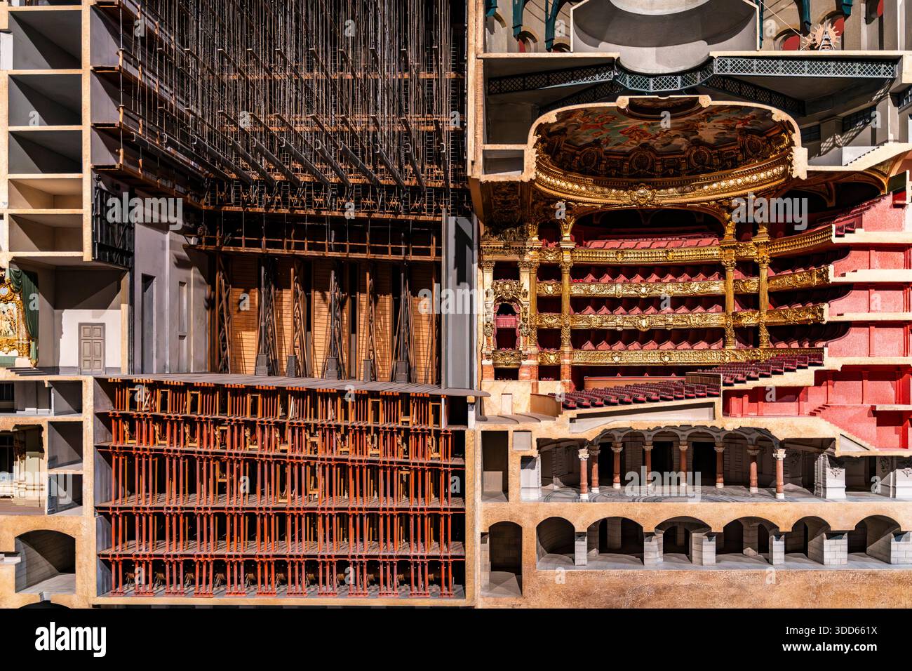 Modell des Palais Garnier, der Pariser Oper, entworfen vom Architekten Charles Garnier, ausgestellt im Musée d'Orsay in Paris, Frankreich. Stockfoto