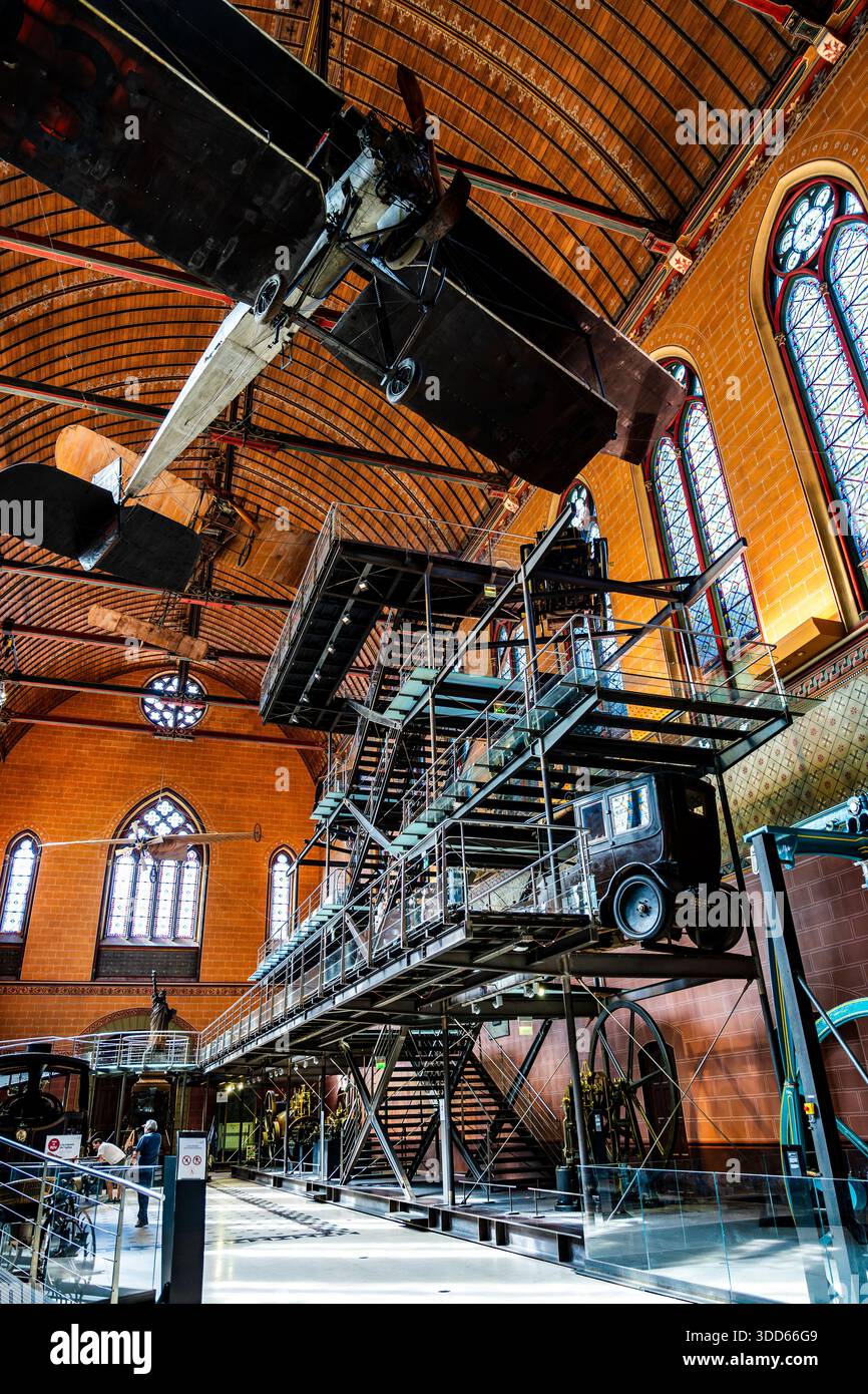 Das Innere der Kirche Saint-Martin-des-Champs, heute Teil des Musée des Arts et Metiers in Paris, zeigt historische Flugzeuge und den Foucault Stockfoto
