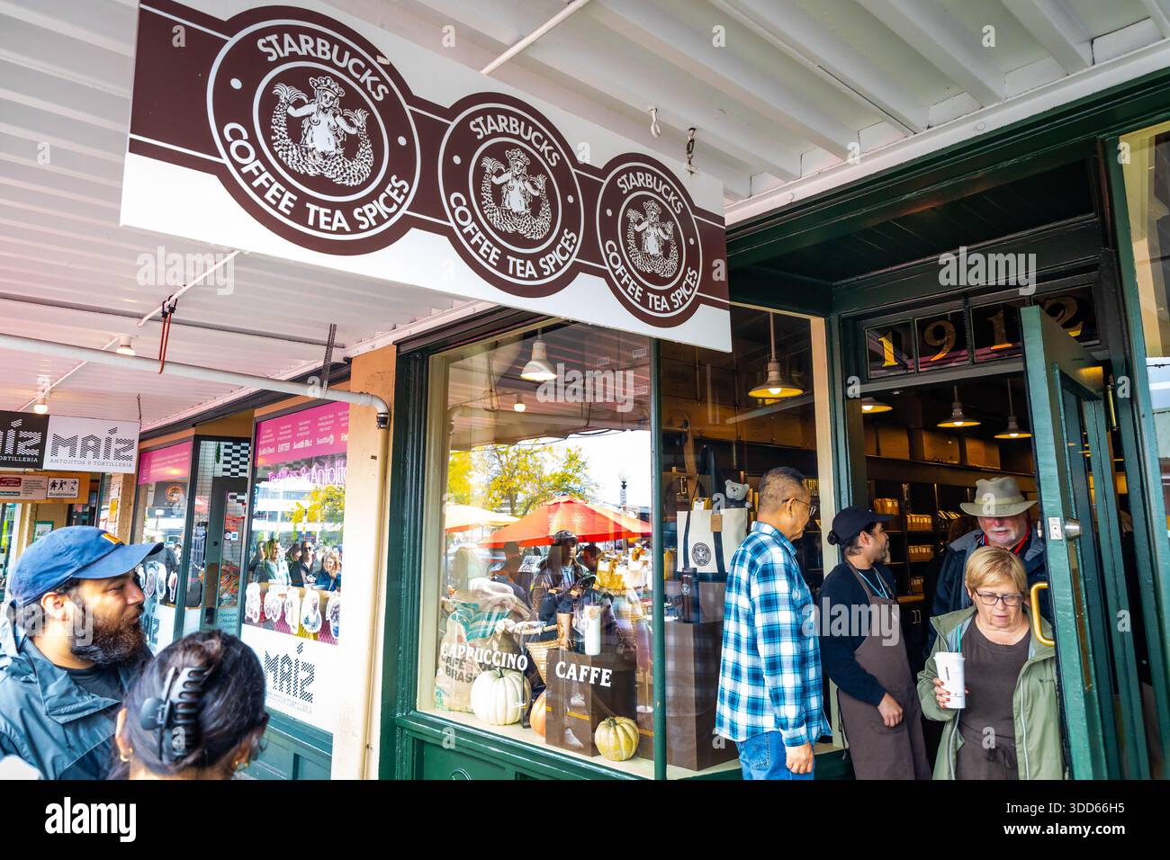 Seattle, WA, USA – 21. September 2025: Der erste Starbucks Coffee Store wird in Szene gesetzt und zeigt seine historische Fassade am öffentlichen Marktplatz Stockfoto