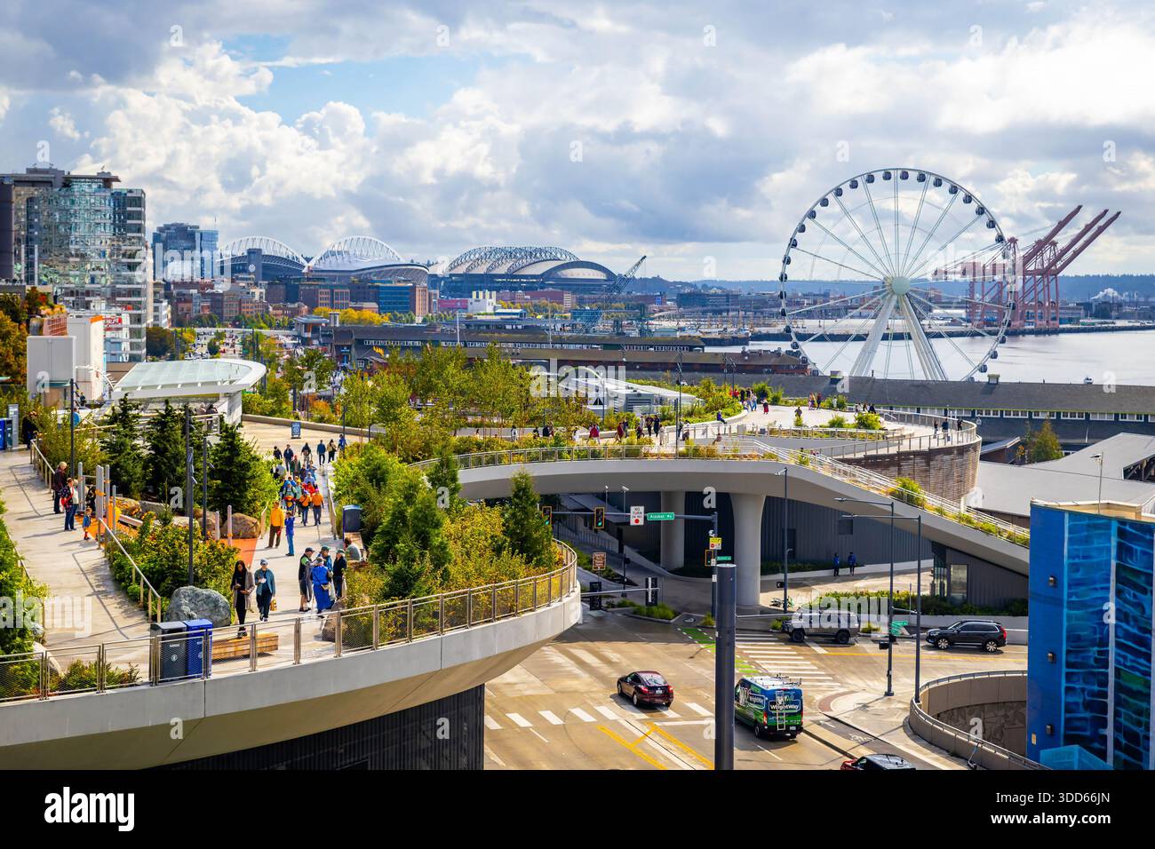 Seattle, WA, USA - 21. September 2025: Das Seattle Great Wheel erhebt sich an der Uferpromenade und dominiert die Skyline des Stadtzentrums mit moderner SK Stockfoto