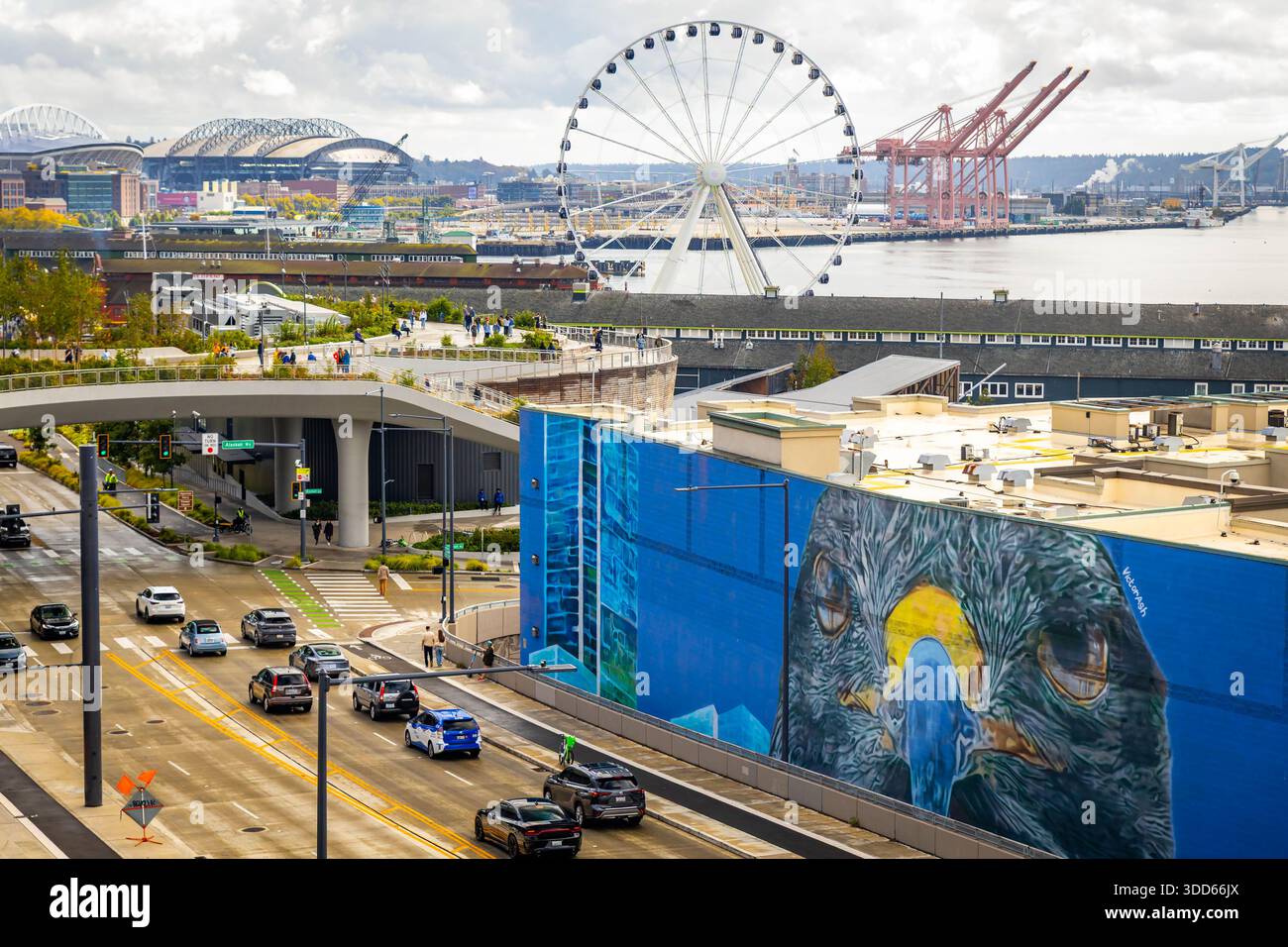 Seattle, WA, USA - 21. September 2025: Das Seattle Great Wheel erhebt sich an der Uferpromenade und dominiert die Skyline des Stadtzentrums mit moderner SK Stockfoto