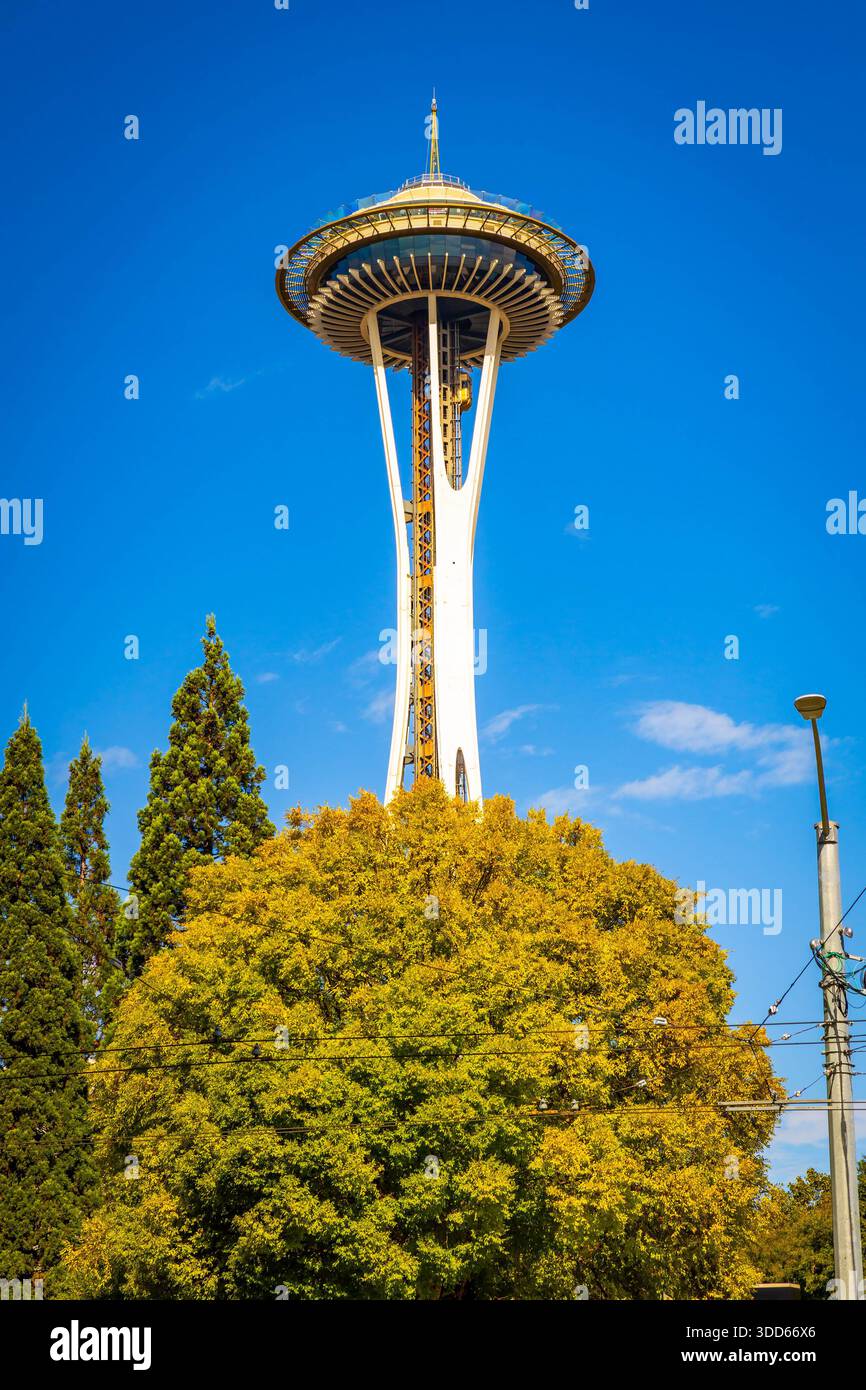 Seattle, WA, USA - 21. September 2025: Aus nächster Nähe wird der berühmte Seattle Space Needle Tower von unten erfasst und seine einzigartige Architektur betont Stockfoto
