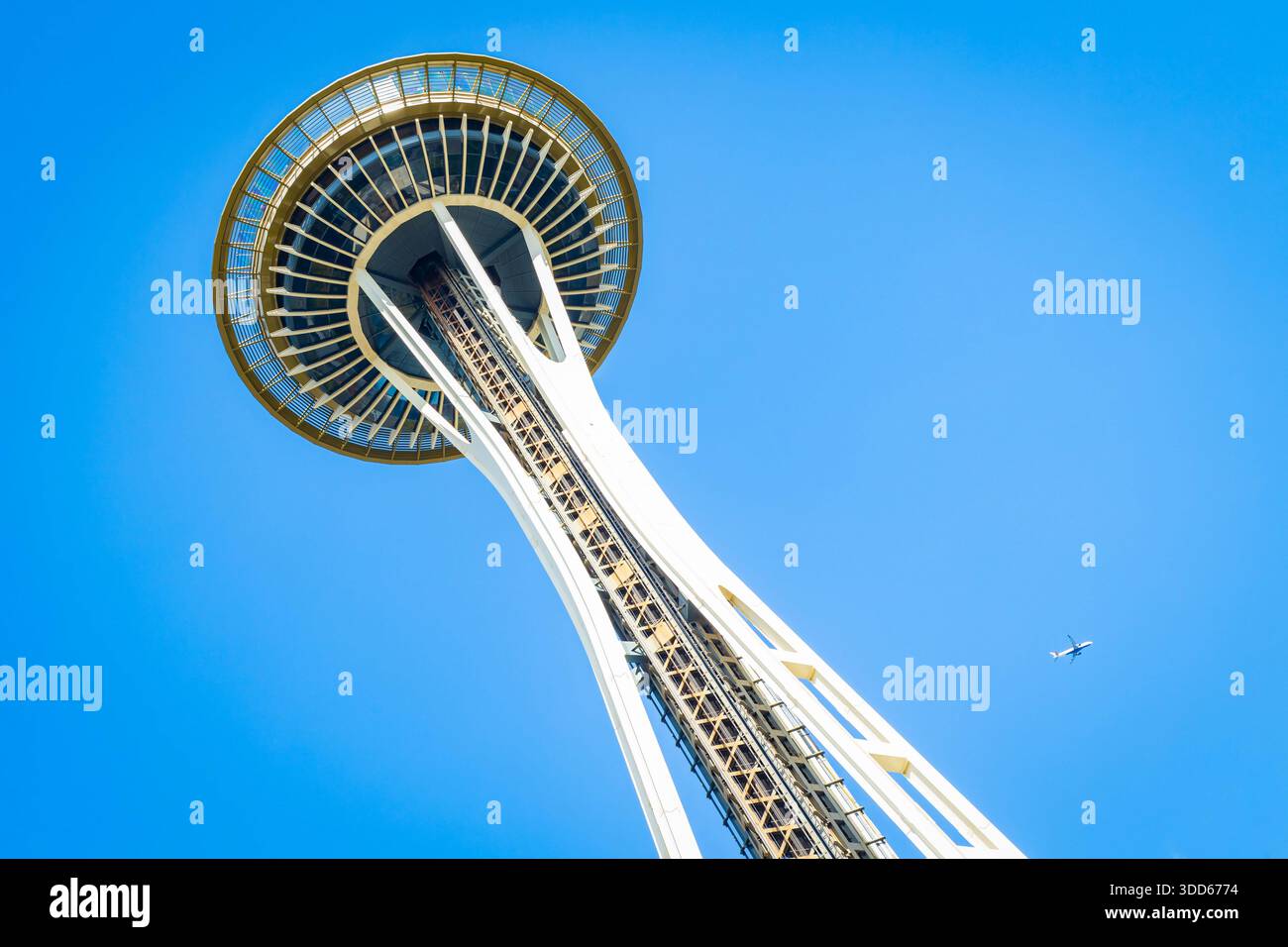 Seattle, WA, USA - 21. September 2025: Aus nächster Nähe wird der berühmte Seattle Space Needle Tower von unten erfasst und seine einzigartige Architektur betont Stockfoto