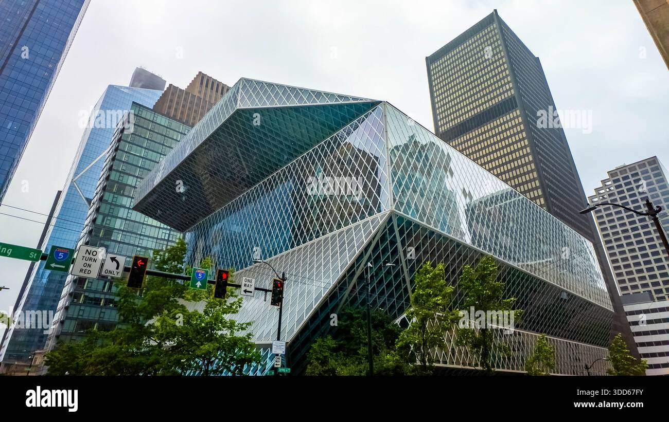 Seattle, WA, USA - 21. September 2025: Das Äußere der Seattle Public Library mit ihrer ikonischen, einzigartigen Architektur und markantem, modernem Glas Stockfoto