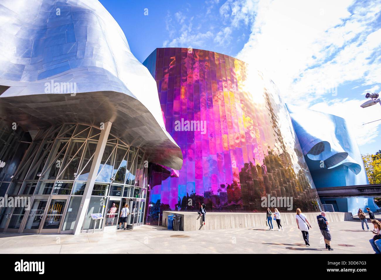 Seattle, WA, USA – 21. September 2025: Das Außengebäude des Museums of Pop Culture (MoPOP) zeigt seine einzigartige, farbenfrohe und wilde Atmosphäre Stockfoto