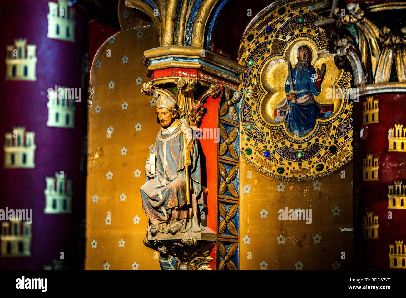 Statuen eines heiligen in der unteren Kapelle der Sainte-Chapelle, ein Meisterwerk strahlender gotischer Architektur in Paris, Île-de-France, Frankreich. Stockfoto