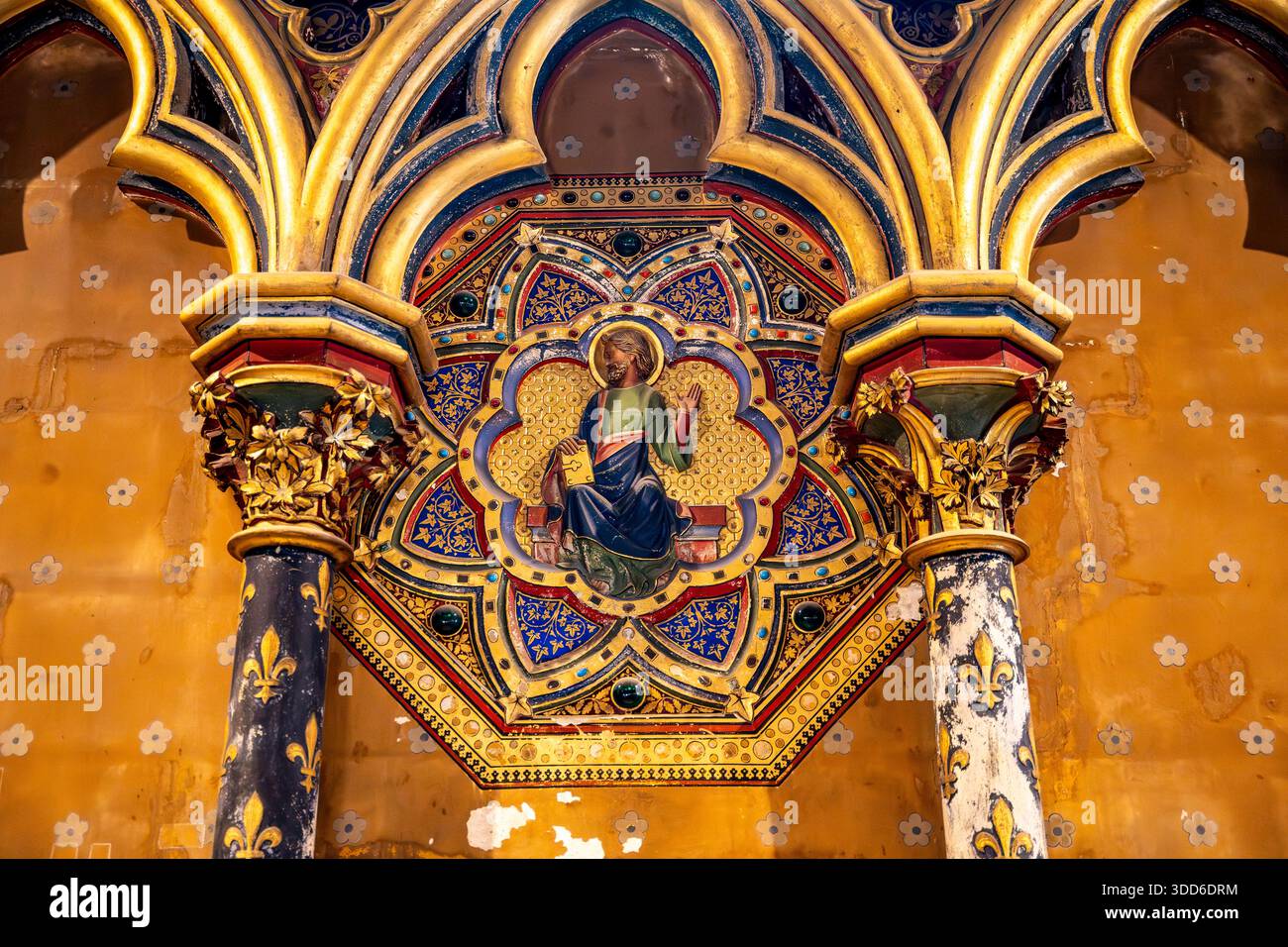 Mosaik eines Heiligen in der unteren Kapelle der Sainte-Chapelle, ein Meisterwerk strahlender gotischer Architektur in Paris, Île-de-France, Frankreich. Stockfoto