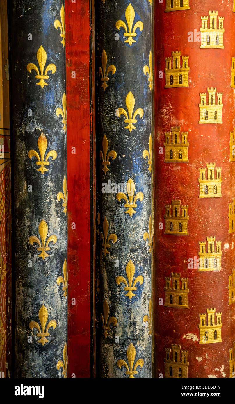 Symbol der goldenen französischen Lilie „Lille de France“ mit blauem Hintergrund auf einer Säule in der Sainte Chapelle in Paris, Île-de-France, Frankreich. Stockfoto