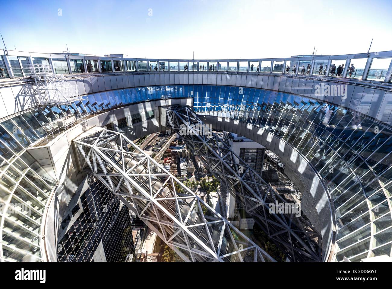 Menschen laufen auf der Stahlkonstruktion der Aussichtsplattform des Umeda Sky Building in Osaka, Japan. Das ringförmige „Floating Garden Observatory“ verbindet die beiden Türme des Gebäudes, das 1993 von Hiroshi Hara fertiggestellt wurde, in einer Höhe von 173 Metern. Stockfoto