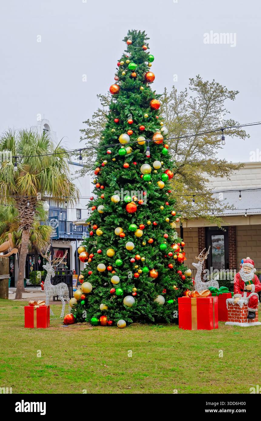 Ein Weihnachtsbaum wird zusammen mit anderen Weihnachtsschmuck im Grünraum von Downtown Pascagoula ausgestellt, umgangssprachlich „The Green“ genannt. Stockfoto