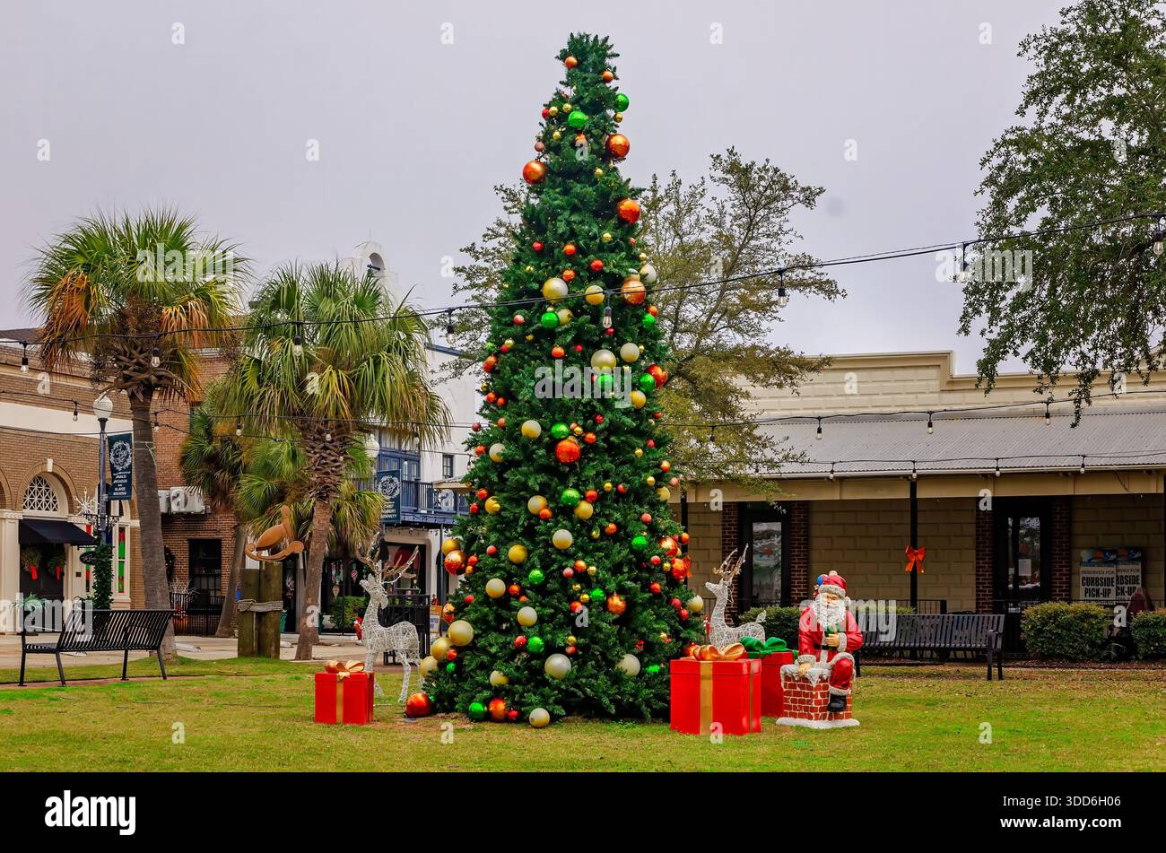 Ein Weihnachtsbaum wird zusammen mit anderen Weihnachtsschmuck im Grünraum von Downtown Pascagoula ausgestellt, umgangssprachlich „The Green“ genannt. Stockfoto