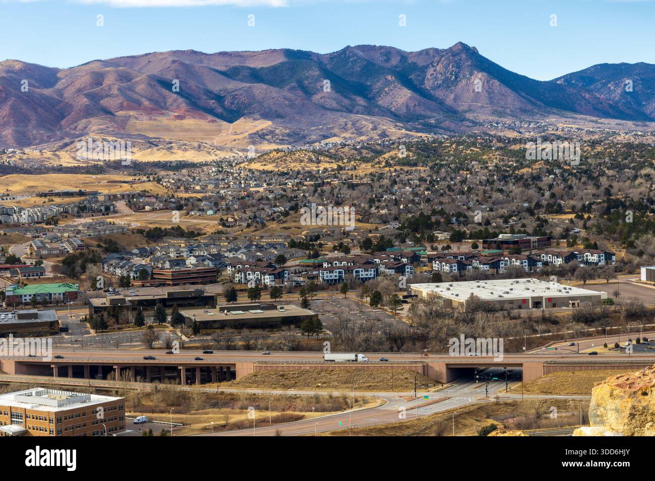 Colorado Living. Colorado Springs, Colorado - Winterpanorama mit Blick auf die Berge der Front Range in der Ferne Stockfoto