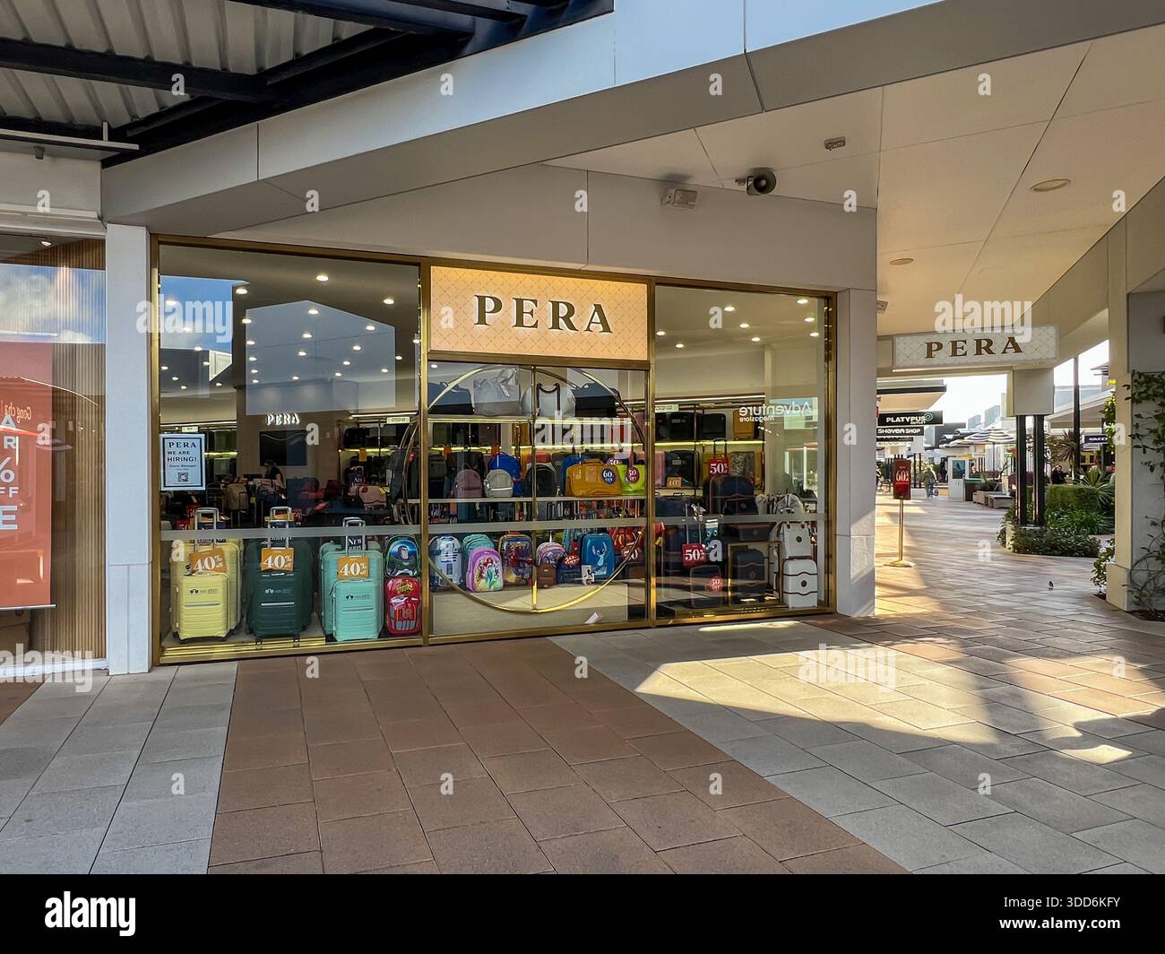 Ein PERA Gepäckgeschäft in einem Einkaufszentrum in Adelaide, Australien. Stockfoto