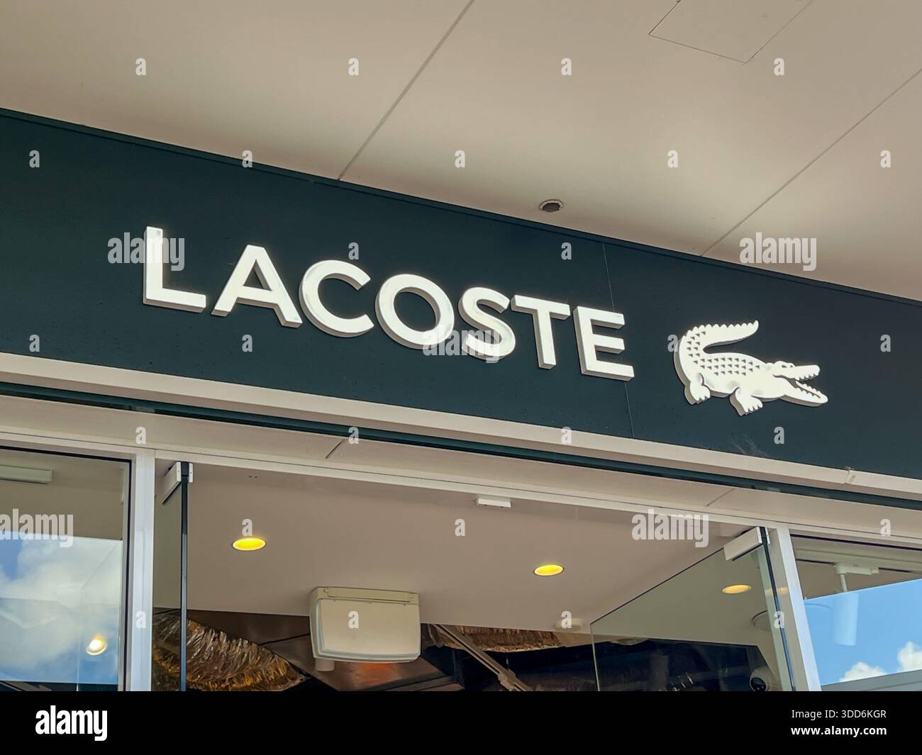 Nahaufnahme des Lacoste-Ladenschildes ist in einem Einkaufszentrum in Adelaide, Australien, zu sehen. Stockfoto