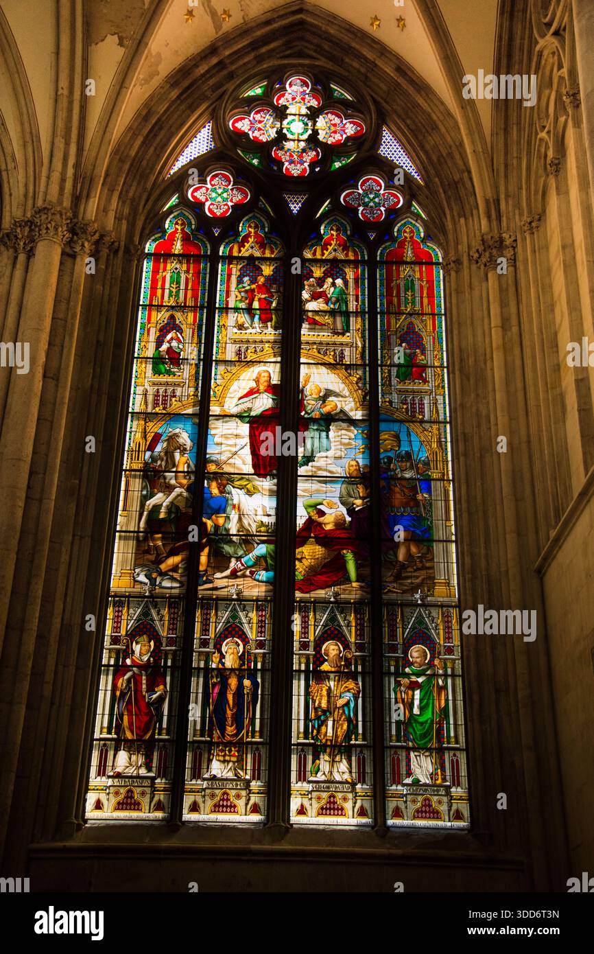 Ein detaillierter Blick auf eines der berühmten Buntglasfenster im Kölner Dom in Deutschland, Mai 2017 Stockfoto