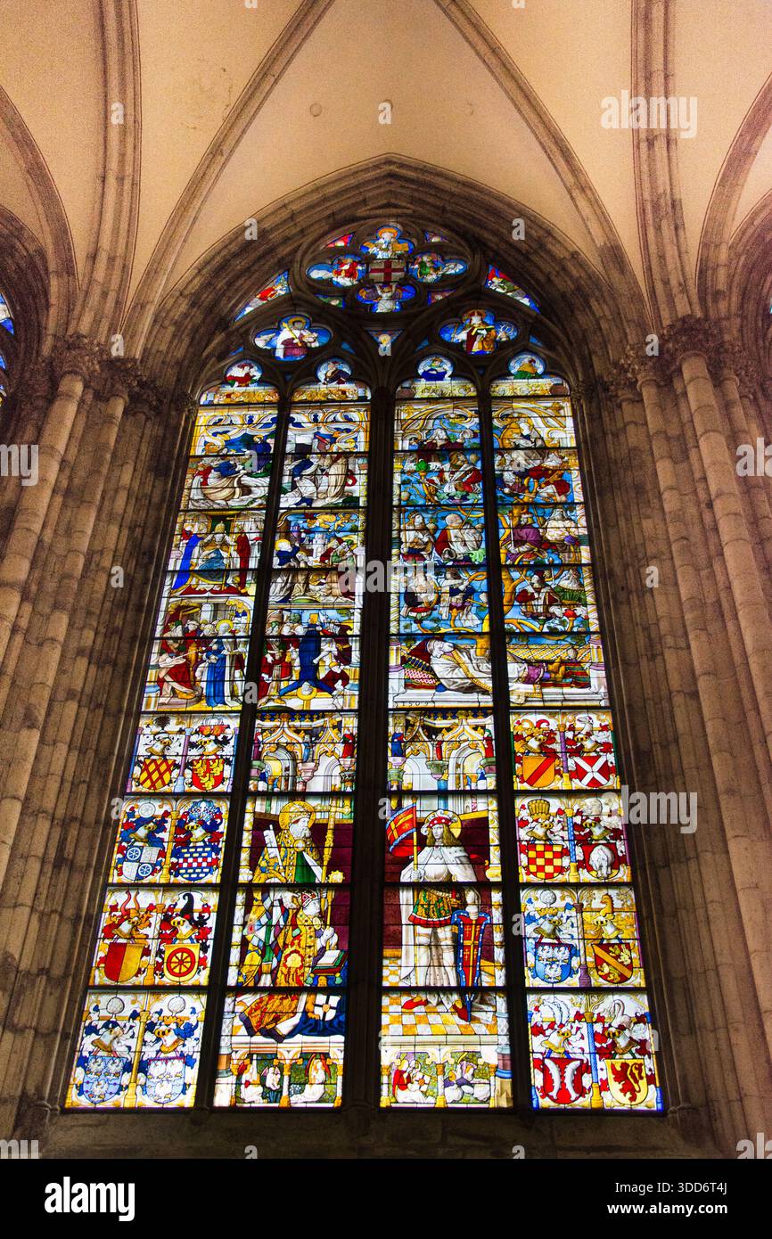 Ein detaillierter Blick auf eines der berühmten Buntglasfenster im Kölner Dom in Deutschland, Mai 2017 Stockfoto