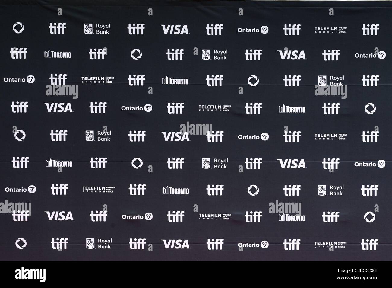 Toronto, ON, Kanada – 7. September 2025: Filmfestival STEP and Repeat Wall mit verschiedenen Sponsorenlogos für kanadische und internationale Comp Stockfoto