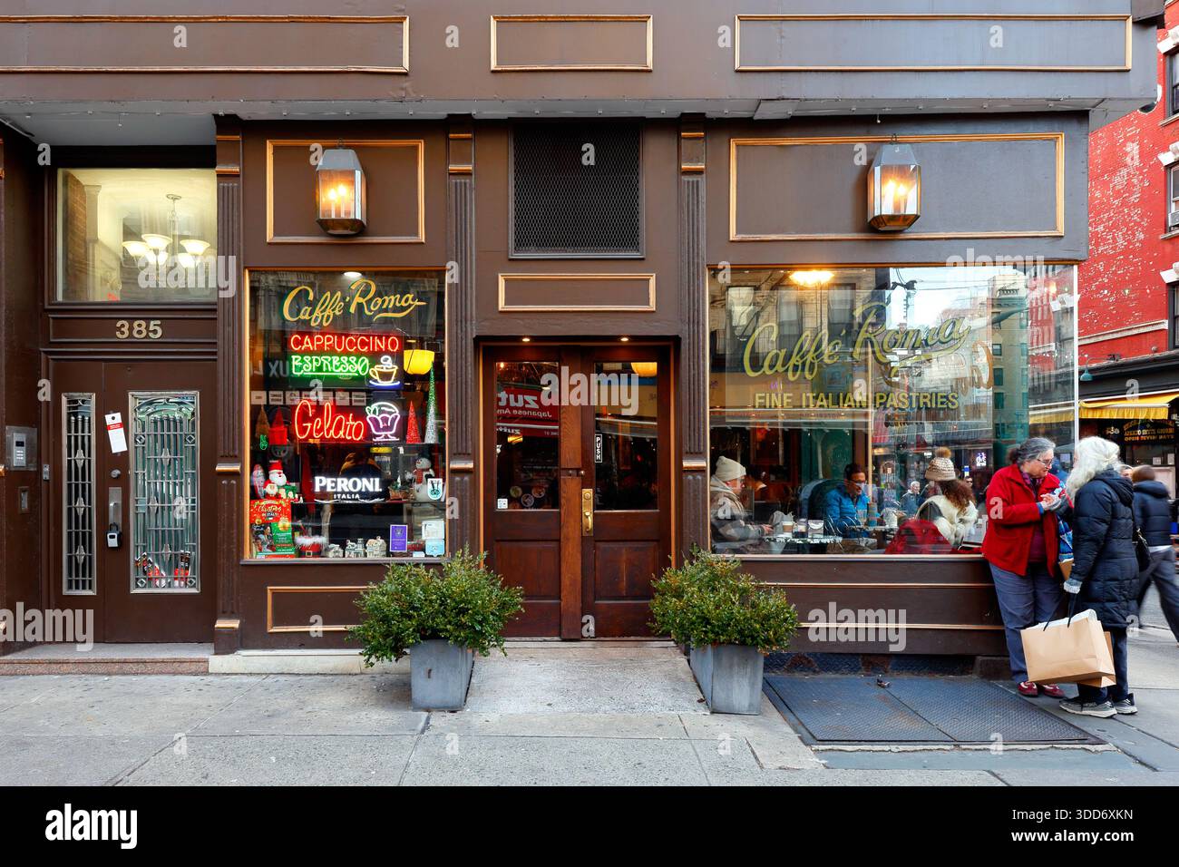 Caffe Roma, 385 Broome St, New York, New York, NYC, Ladenfront eines italienischen Cafés im Little Italy von Manhattan. Stockfoto