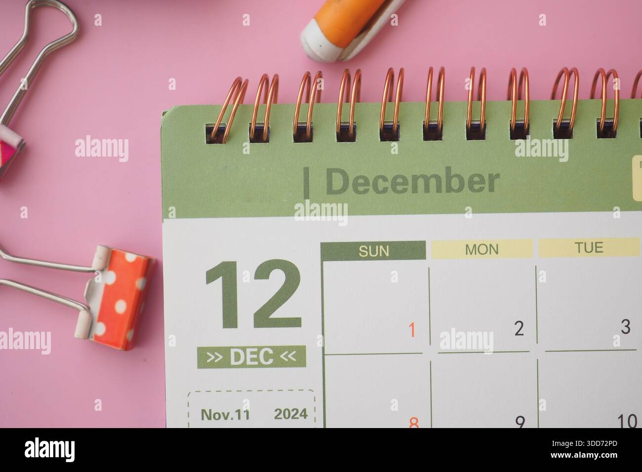 Die Kalenderseite für Dezember wurde auf 12 mit rosafarbenem Hintergrund geändert Stockfoto