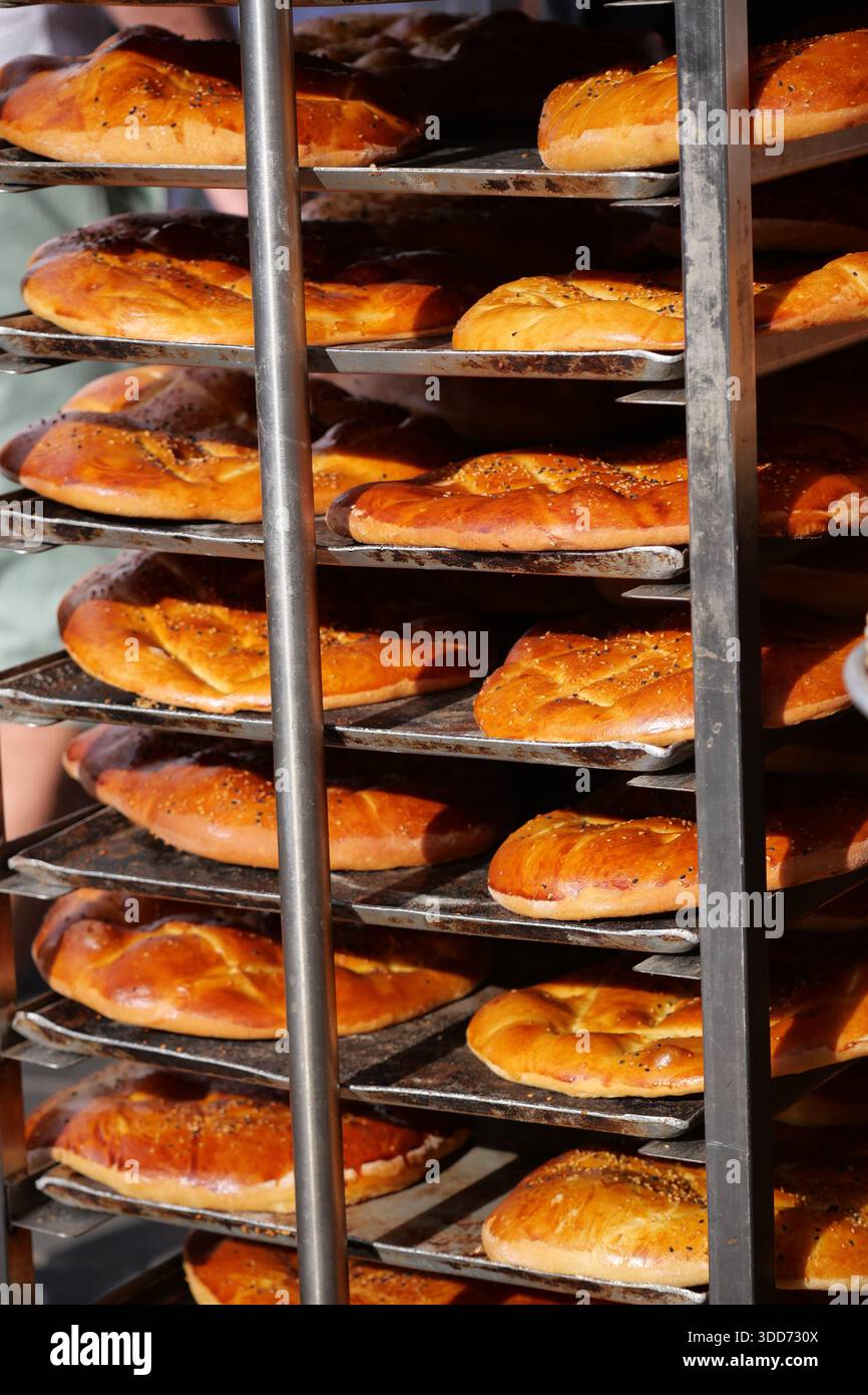Frisches Brot kühlt auf Regalen in einer Bäckerei Küche Stockfoto