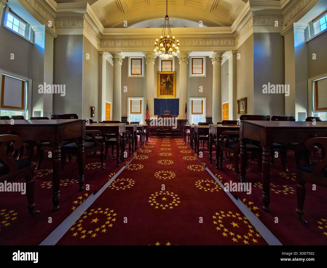 Historische Regierungsversammlung mit Säulen und Kronleuchter Stockfoto
