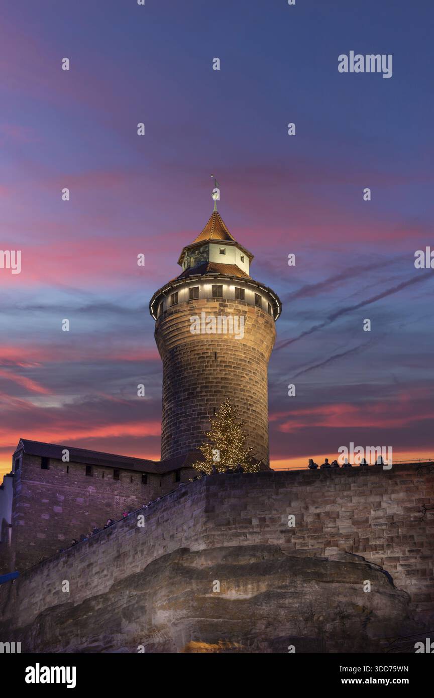 Beleuchteter Sinwell-Turm am Abendhimmel, erbaut im 13. Jahrhundert, Kaiserburg, Nürnberg, Mittelfranken, Bayern, Deutschland Stockfoto