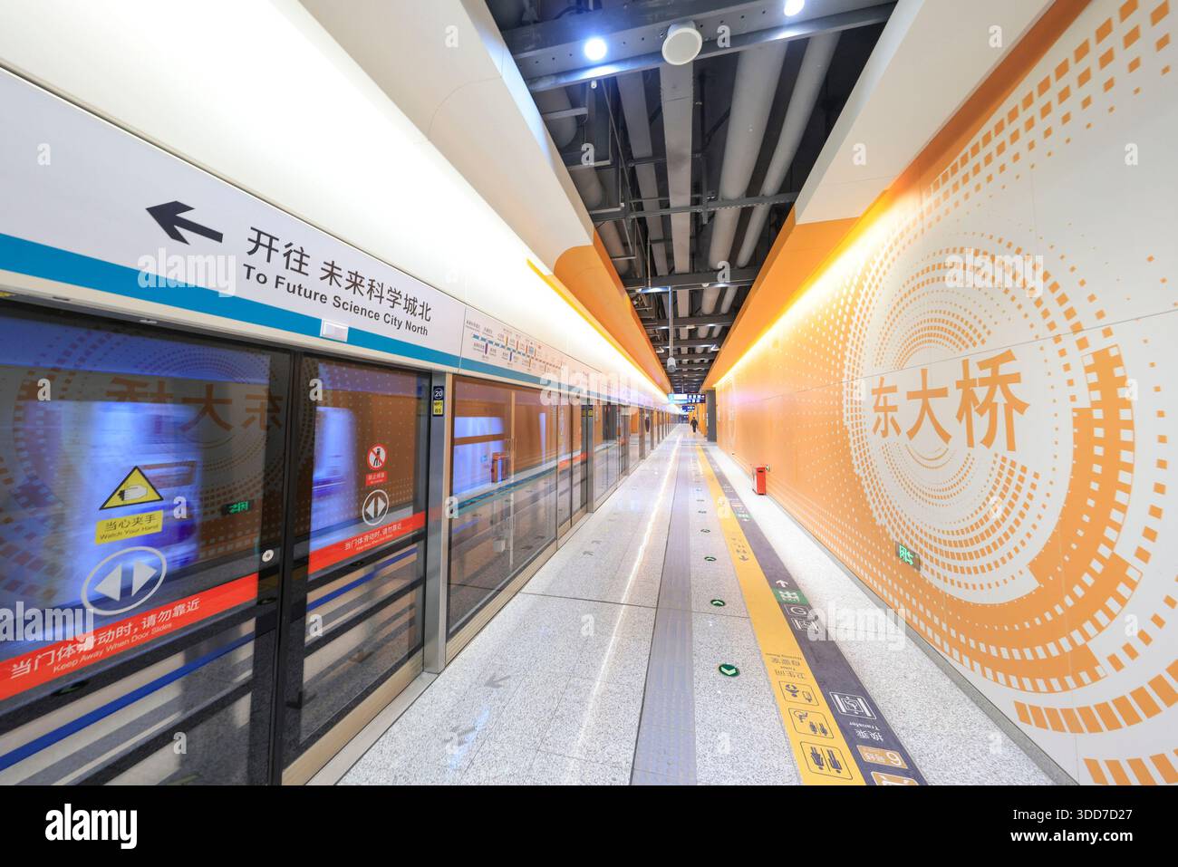 Ein leerer Zug fährt am 25. Dezember 2025 durch den Bahnhof Dongdaqiao der Linie 17 in Peking. Peking, China, 25. Dezember 2025. Pekings drei neue U-Bahn-Linien (Abschnitte), einschließlich des mittleren Abschnitts der Linie 17, der Linie 18 und der südlichen Verlängerung der Linie 6, sind fertiggestellt und für den Erstbetrieb bereit. Nach der Eröffnung von drei U-Bahn-Linien bis Ende 2025 wird die Betriebsdauer der U-Bahn in Peking voraussichtlich 909 Kilometer erreichen. Quelle: Jia Tianyong/China News Service/Alamy Live News Stockfoto