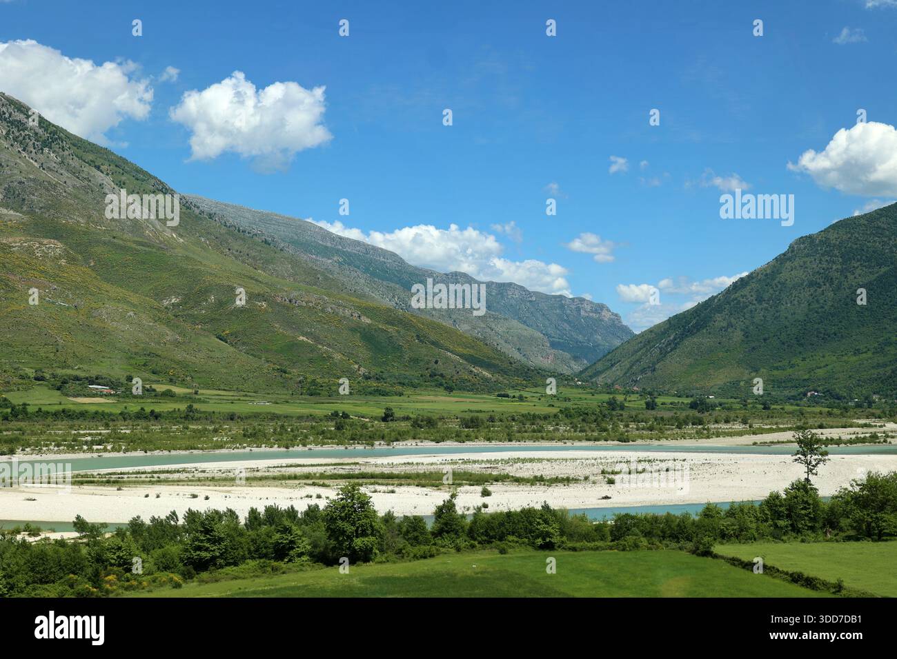 Landschaft am Fluss drin oder Drino in der Nähe von Gjirokastra, Albanien Stockfoto