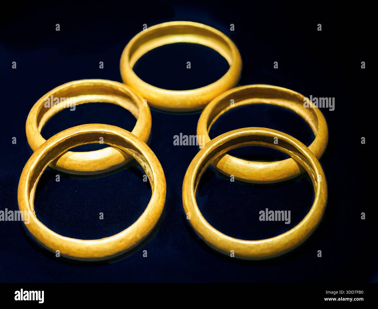 Fünf goldene Armbänder von König Sekhemkhet - III Dynastie, altes Königreich - Gold - Stufenpyramide von Sekhemkhet, Sakkara Stockfoto