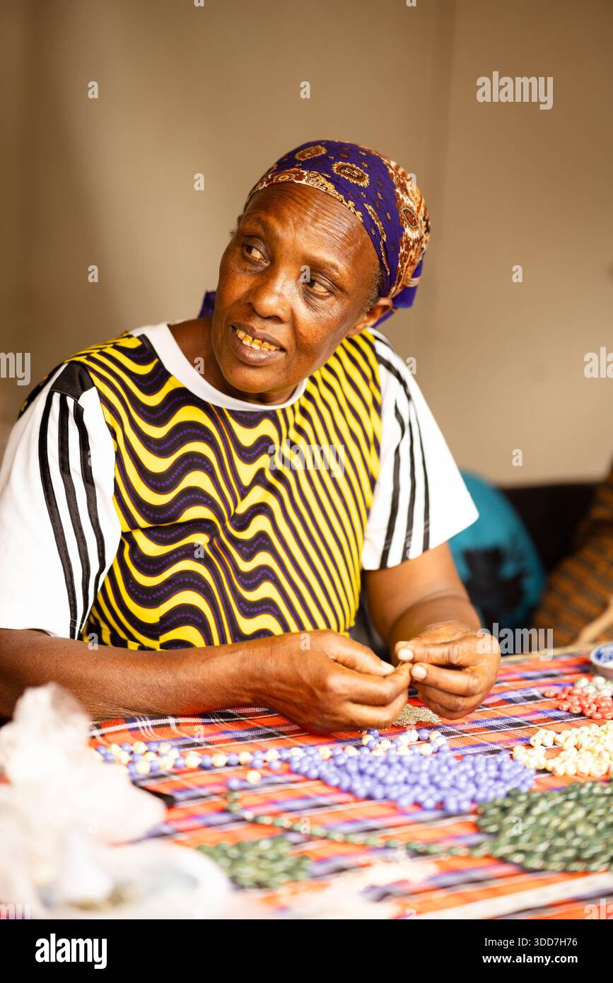 Kenianisches Kunsthandwerk – Herstellung farbenfroher Tonperlen Stockfoto