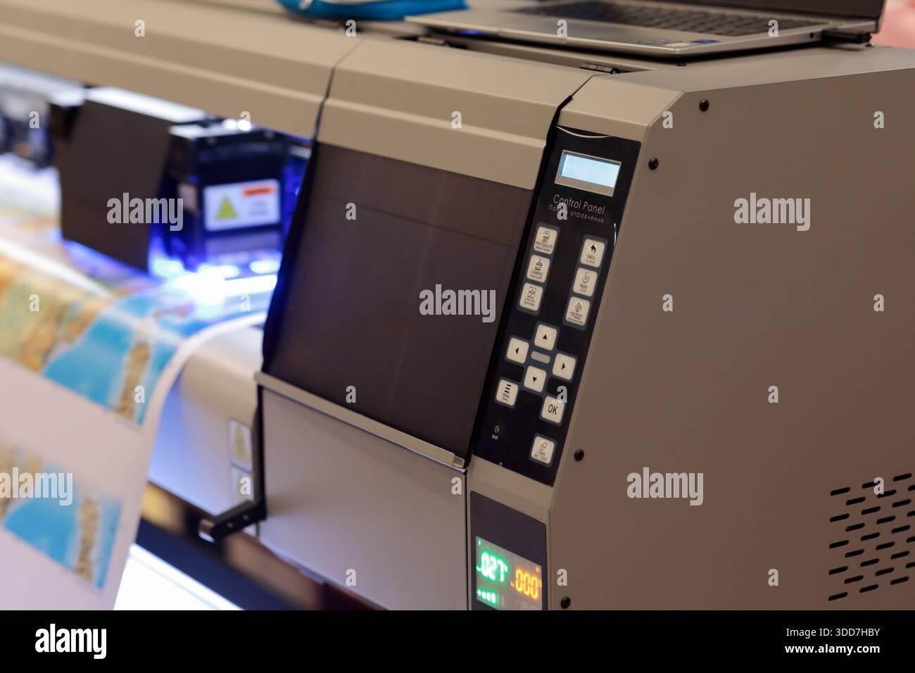 Bedienfeld des Großformat-UV-Rollendruckers im Großformat. Selektiver Fokus. Stockfoto