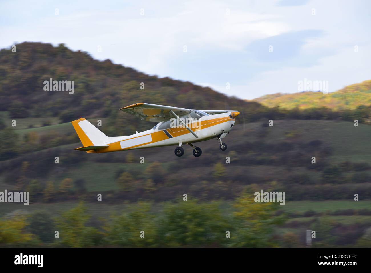 Ein leichtes einmotoriges Sportflugzeug startet Stockfoto