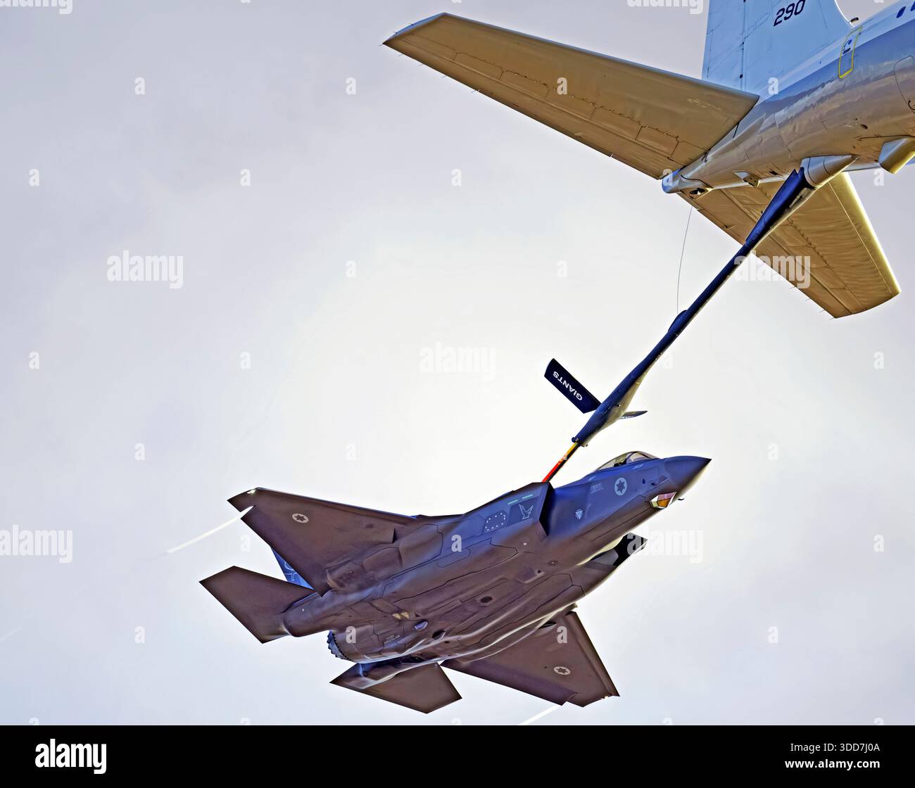 Die israelische Luftwaffe Lockheed Martin F-35I (Adir) wird im Flug von einer Boeing 707 betankt Stockfoto