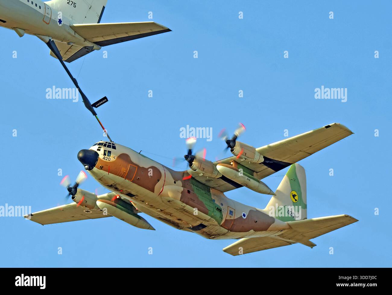 Die israelische Luftwaffe Lockheed C-130H Hercules, bekannt als die „Karnaf“, wird von einer Boeing 707 betankt Stockfoto