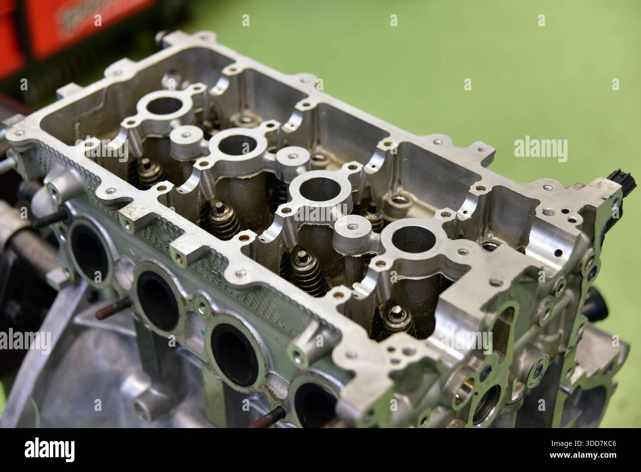 Motorkopf. Zylinderkopf von einem Pkw-Motor geöffnet. Stockfoto