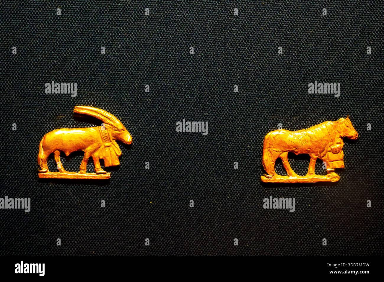 Zwei Schutztiere - 1. Dynastie, frühe Dynastie - Gold - Friedhof NI500, Grabnummer 1532, Naga Ed-Deir Stockfoto