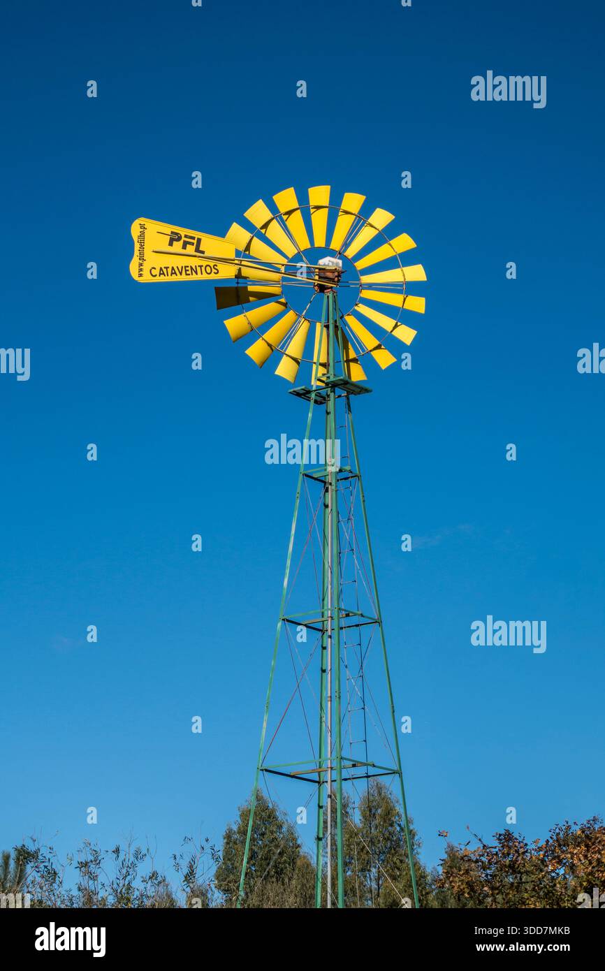 Eine Windkraftpumpe oder Windmühle, die für die Wasserförderung auf einem Bauernhof in Zentralportugal verwendet wird. Dies ist ein häufiger Anblick in ländlichen Gebieten Stockfoto
