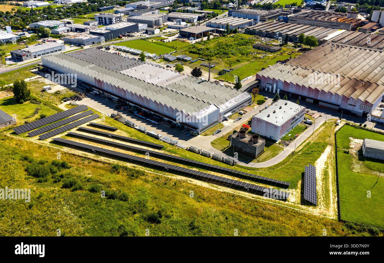 Andrychow, Polen - 23. Juli 2025: Luftaufnahme des Industrieviertels mit Produktionsanlagen, Logistikanlagen und Solarpaneelfarmen Stockfoto