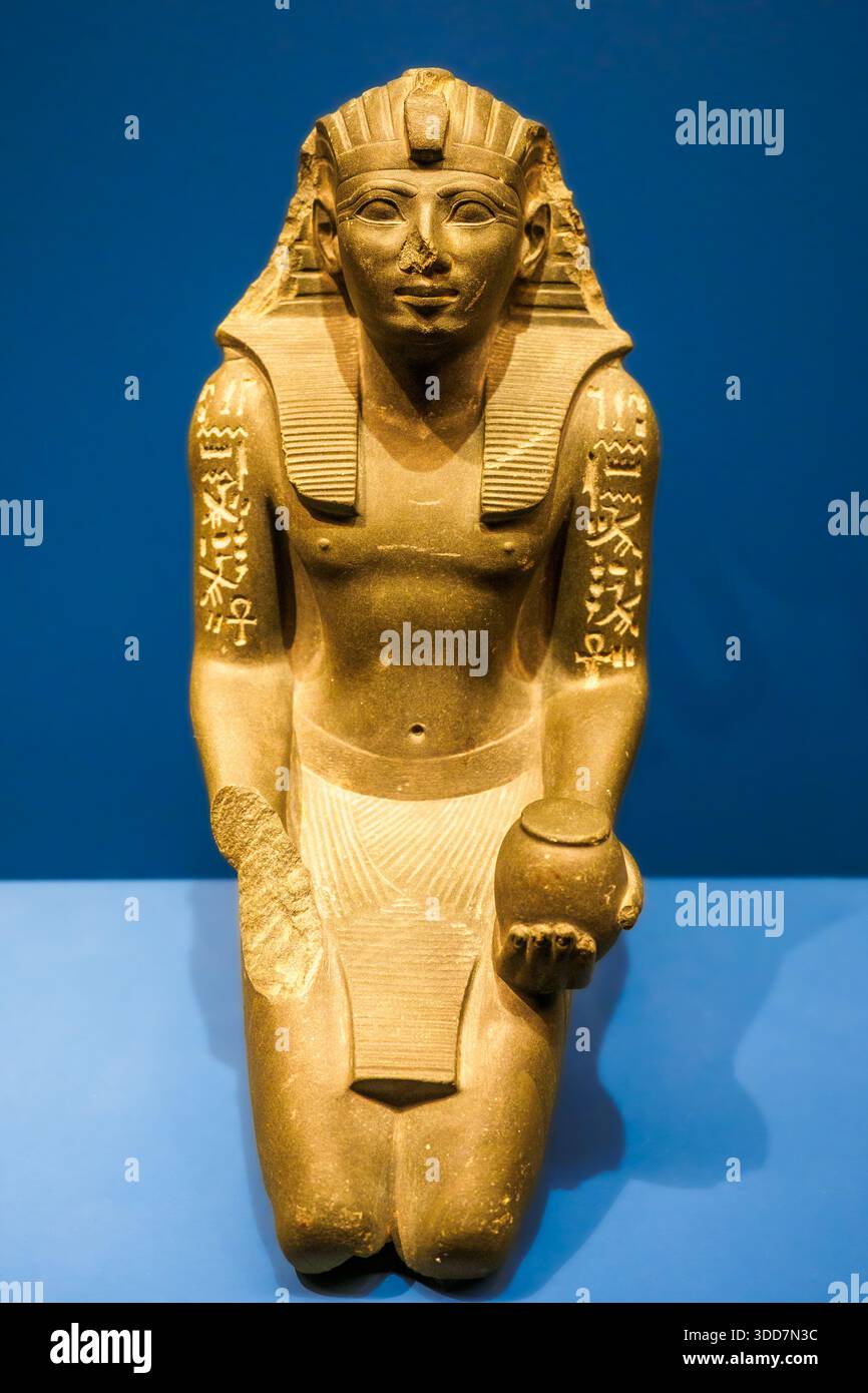 Statue eines knienden Panedjem - 21. Dynastie, Dritte Zwischenzeit, wahrscheinlich von der 18. Dynastie usurpiert, Neues Königreich, Herrschaft von Thutmose III. - Basalt - Kachette des Tempels von Karnak, Luxor Stockfoto