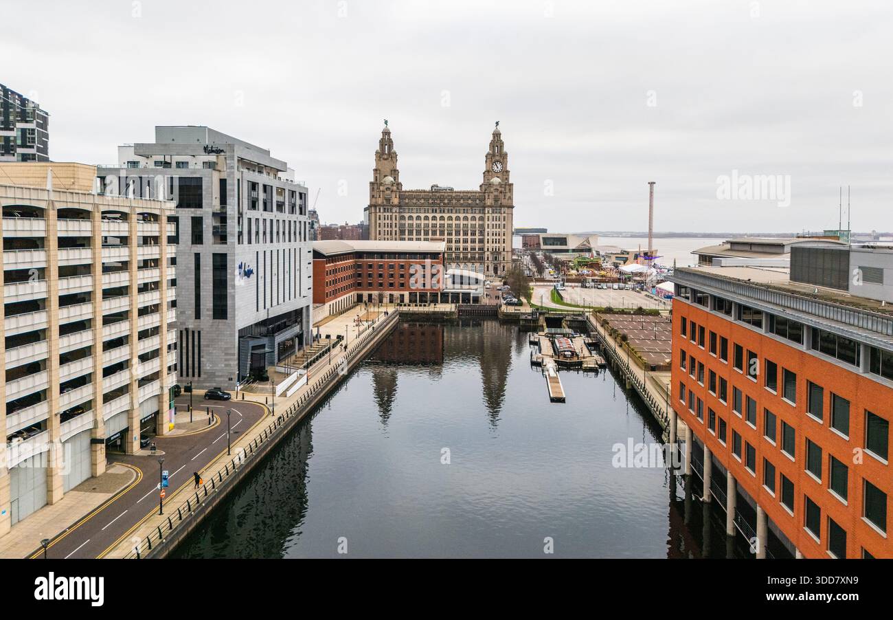 Ein Blick vom Himmel über die stillen Gewässer des Princes Dock in Richtung der Three Graces entlang der Liverpool Waterfront, gesehen am 28. Dezember 2025. Stockfoto