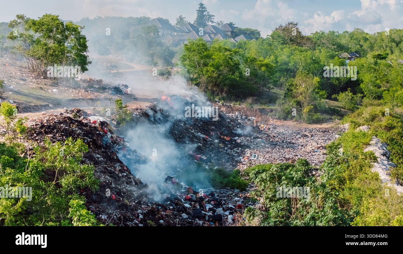 Brennende Müllhalde auf Bali. Verschmutzung durch Plastikmüll auf Deponien Stockfoto