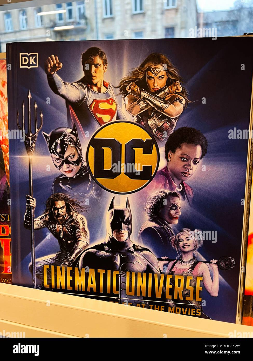 London, Großbritannien – 12. Dezember 2025: Ikonische DC-Helden in einer filmischen Universumsmontage mit auffälligem Logo und heldenhaften Posen Stockfoto